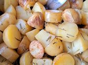 Une photo de pommes de terre grenaille