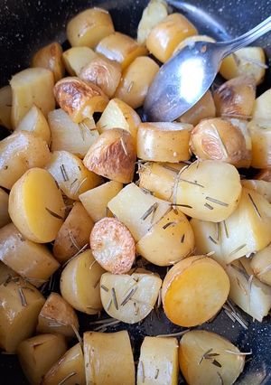 Une photo de Pommes de terre au romarin