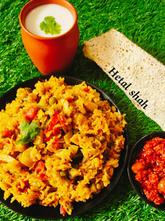 તુવેર દાળ મસાલા ખીચડી (Tuver Dal Masala Khichdi Recipe In Gujarati) રેસીપી મુખ્ય ફોટો