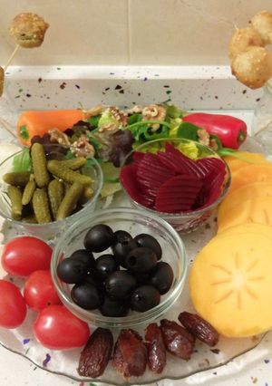 Foto principal de Ensalada y bolas fritas de queso con pasas y con piñones