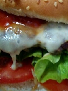Una foto de Hamburguesa de ternera con queso fundido