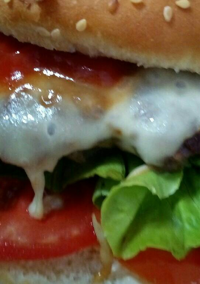 Una foto de Hamburguesa de ternera con queso fundido