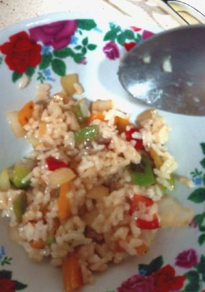 Una foto de Vegetariano/ vegano: arroz con pimiento y cebolla