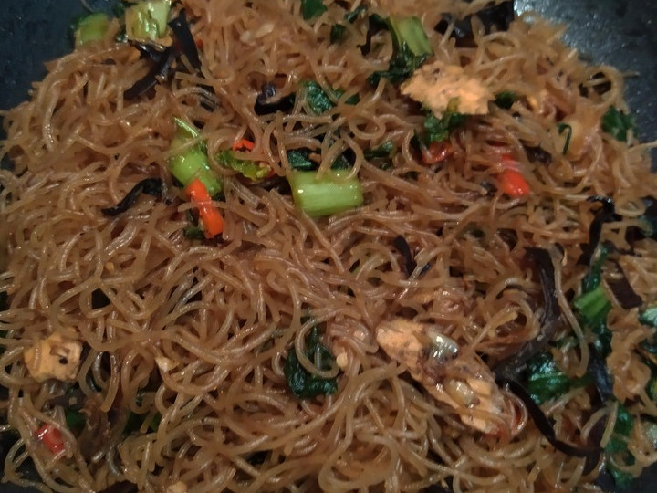 Standar Bagaimana cara membuat Bihun goreng saus kecap lada hitam yang sesuai selera