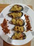 Mejillones gratinados con cebolla caramelizada y tártara de mostaza