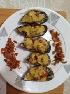 Una foto de Mejillones gratinados con cebolla caramelizada y tártara de mostaza