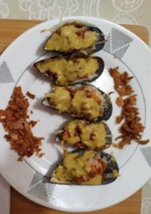 Una foto de Mejillones gratinados con cebolla caramelizada y tártara de mostaza
