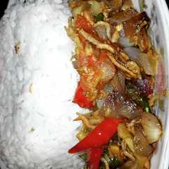 A picture of Tumis bawang merah dan teri.