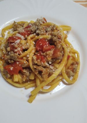 Foto di Scialatielli con salsiccia, peperoni pomodorini e zafferano