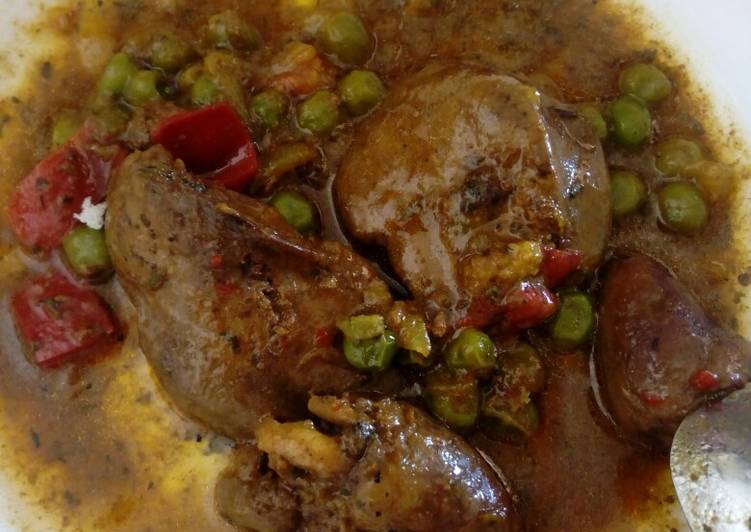 Hígado con guisantes en salsa