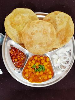 છોલે ભટુરે (Chhole Bhature Recipe In Gujarati) રેસીપી મુખ્ય ફોટો