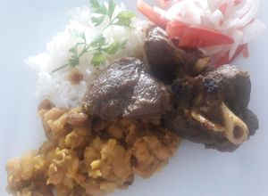 Una foto de Seco de Cabrito(Goat) con Frejoles Canario a lo Carmelita