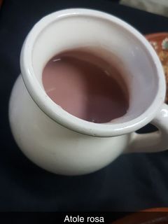 Una foto de Atole de maíz rosa