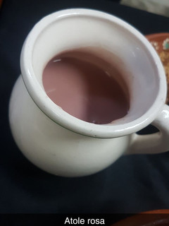 Una foto de Atole de maíz rosa