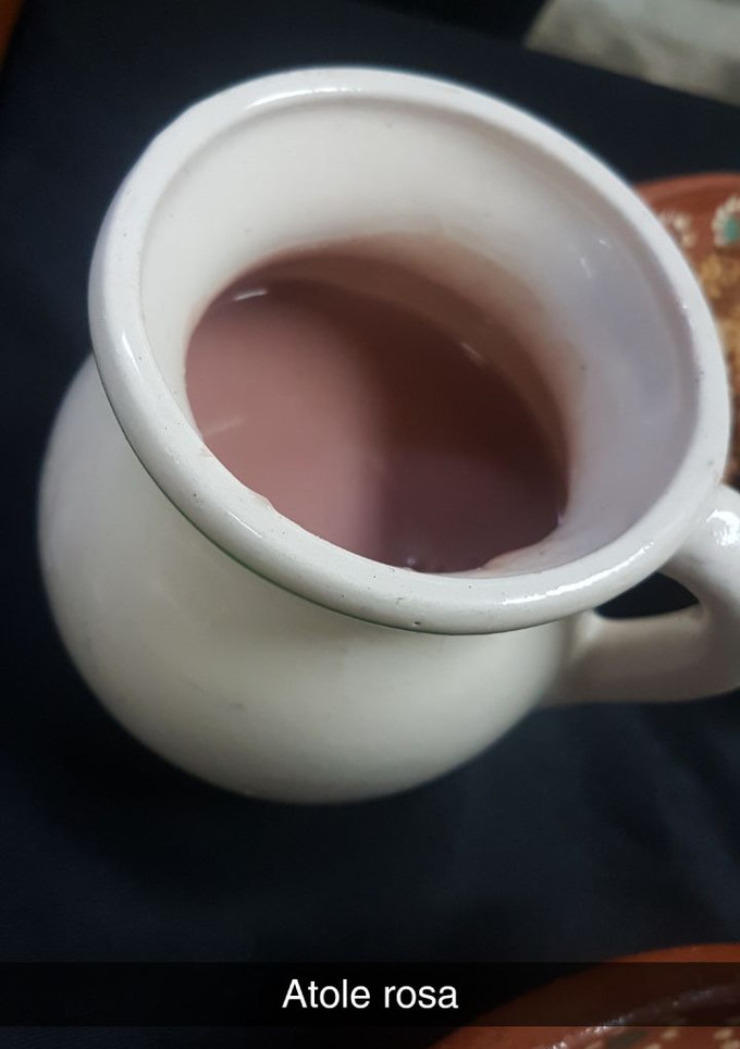 Una foto de Atole de maíz rosa