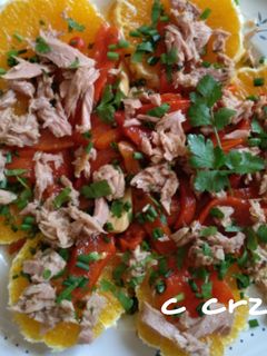 Una foto de Ensalada de naranja con pimientos y bonito