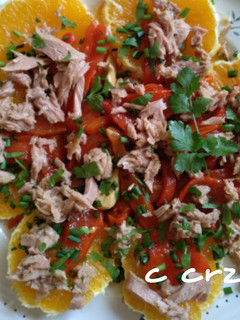 Una foto de Ensalada de naranja con pimientos y bonito