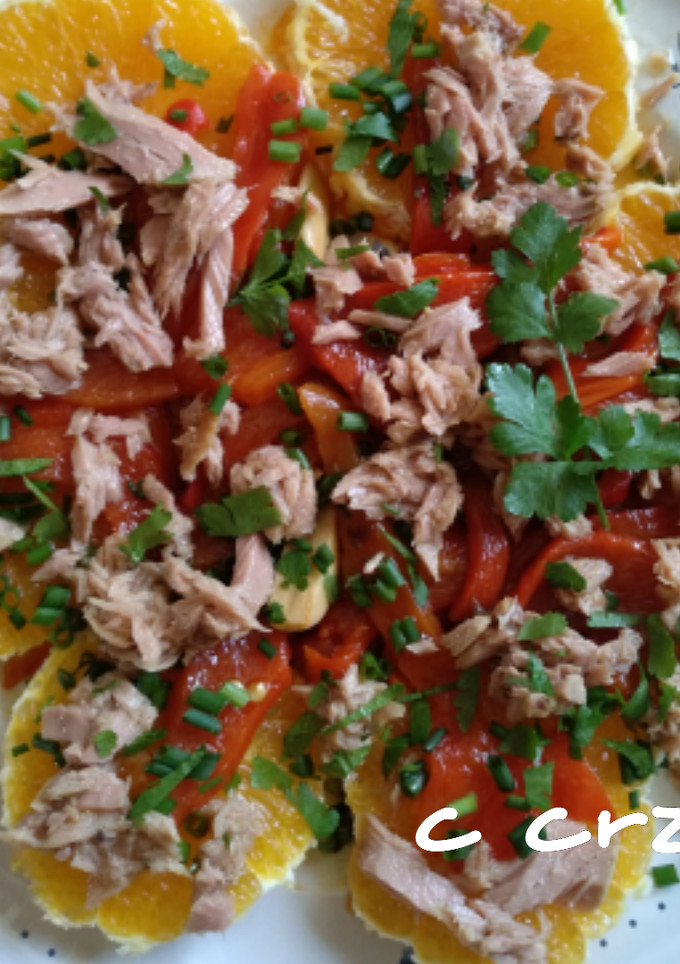 Una foto de Ensalada de naranja con pimientos y bonito