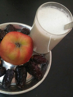 ખજૂર, અંજીર એપલ શેક (Khajoor Anjeer Apple Shake Recipe In Gujarati) રેસીપી મુખ્ય ફોટો