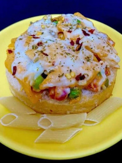 पास्ता बन पिज़्ज़ा(Pasta ban pizza recipe in hindi) रेसिपी मुख्य फोटो