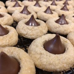 A picture of Linda’s Peanut Blossoms.