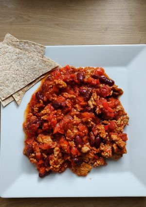 Zdjęcie przepisu Chili con carne i trójkąty z tortilli.