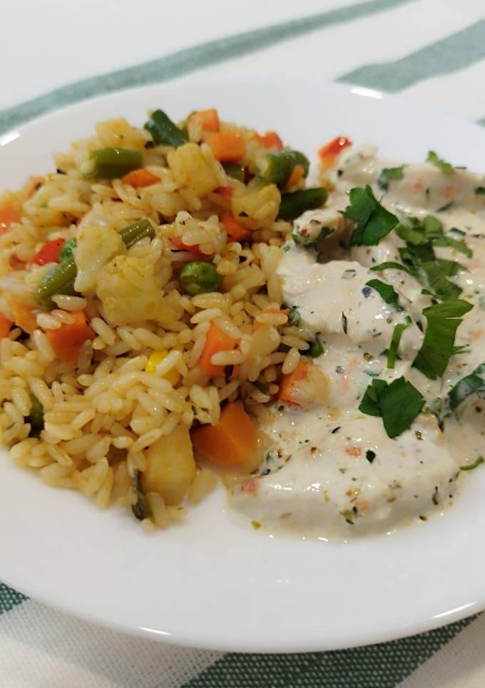 Рис з овочами і поливкою з курячим філе (різнобарвна вечеря)