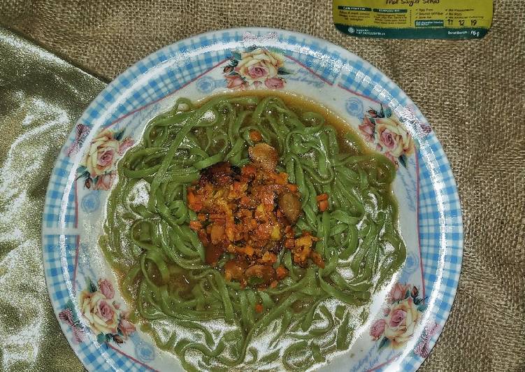 Langkah Mudah untuk Menyiapkan Kale Noodle with Beef Curry yang Bisa Manjain Lidah