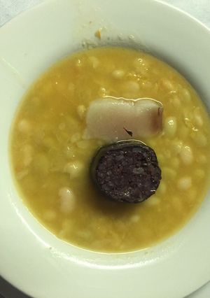 Una foto de Potxas con tocino ibérico y morcilla