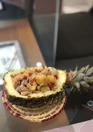 Foto de Arroz frito tailandês com camarão, porco, castanha de caju e capim santo servido no abacaxi