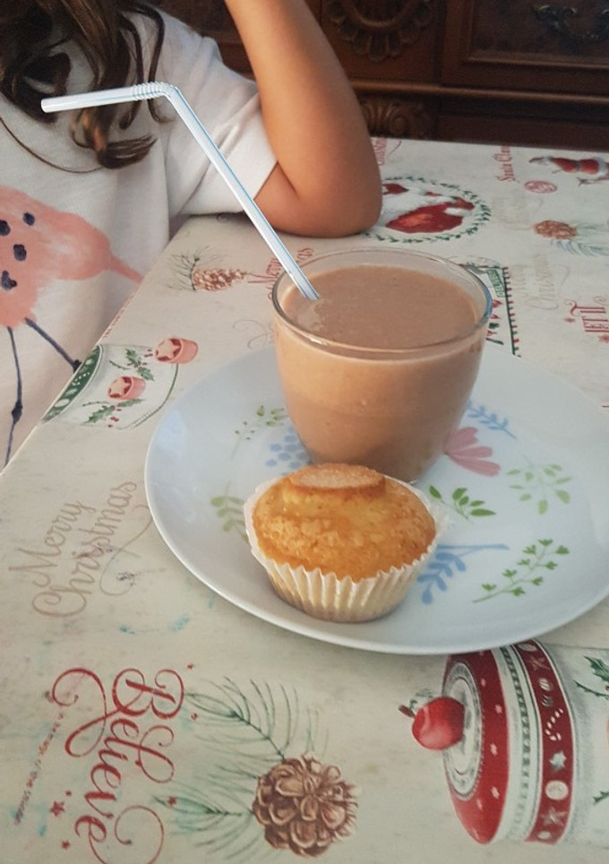 Una foto de Batido casero de plátano y chocolate