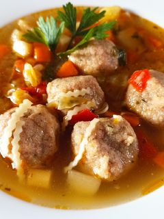 Metélőhagymás májgombócleves recept fotója