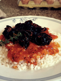 Una foto de Arroz con Tomate aromátizado y Calamares de lata