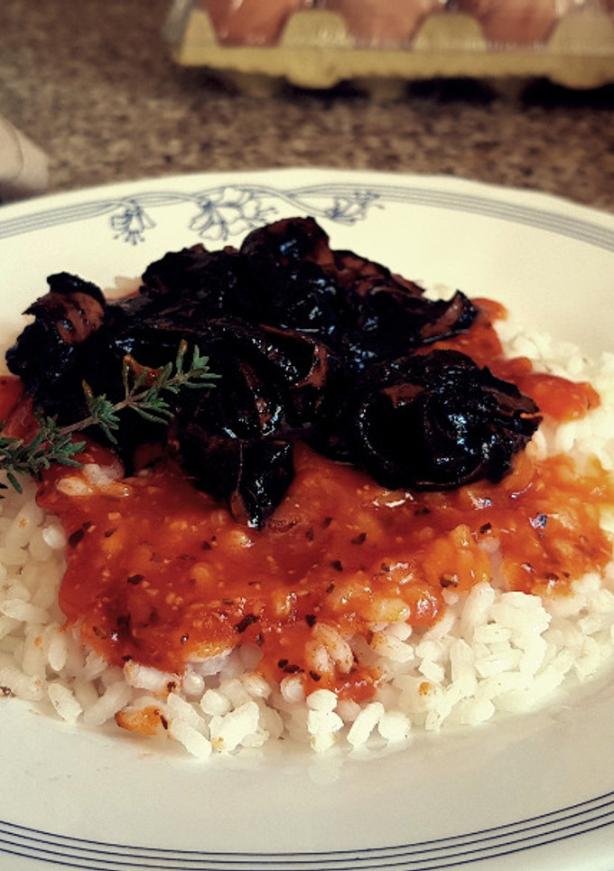 Una foto de Arroz con Tomate aromátizado y Calamares de lata