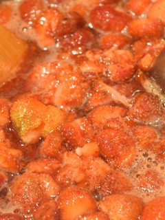 A picture of Low sugar strawberry jam.