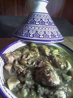 Una foto de Tajine de pollo con aceitunas y limón en salmuera