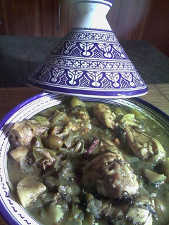 Una foto de Tajine de pollo con aceitunas y limón en salmuera