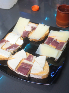 Una foto de Mix de quesos y jamón
