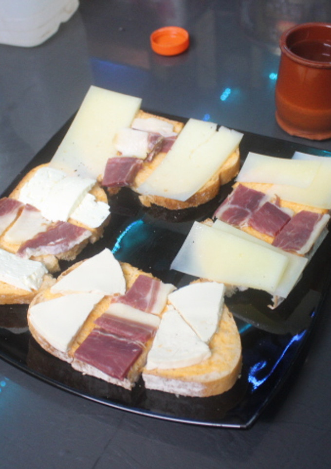 Una foto de Mix de quesos y jamón
