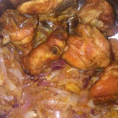 A picture of Fried chicken with onions.