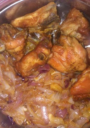 A picture of Fried chicken with onions.