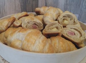 Una foto de Bizcochos rellenos de jamón y queso