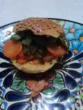 Bocadillo de pepinillos y zanahorias encurtidas de navidad con mayonesa de miel de maguey