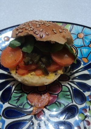 Una foto de Bocadillo de pepinillos y zanahorias encurtidas de navidad con mayonesa de miel de maguey