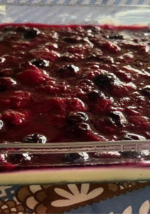 Una foto de Mousse de Limón con Cobertura de Frutillas y Arándanos