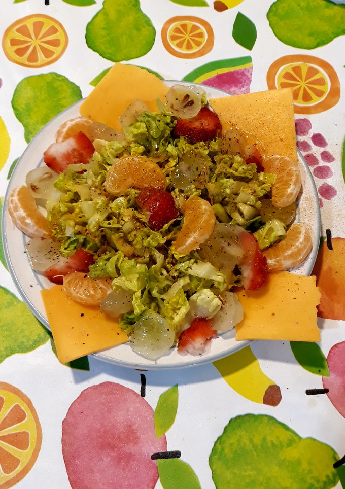 Una foto de Ensalada de lechuga con frutos carnosos