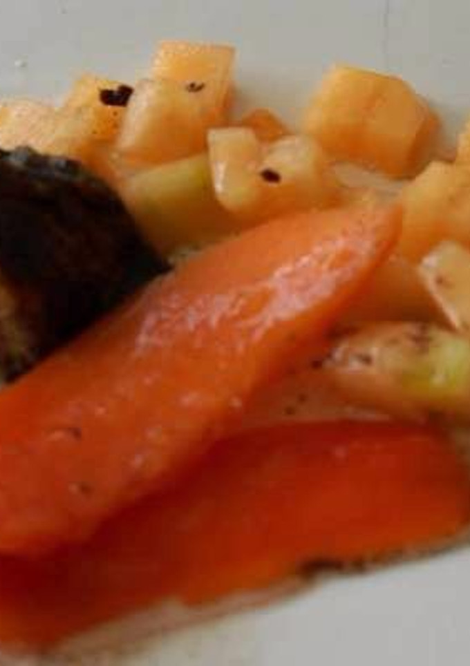 Una foto de Costillas en chile ancho y ensalada de melón y papaya