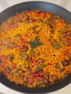 Una foto de Arroz integral y garbanzos con pimiento y champiñones vegano