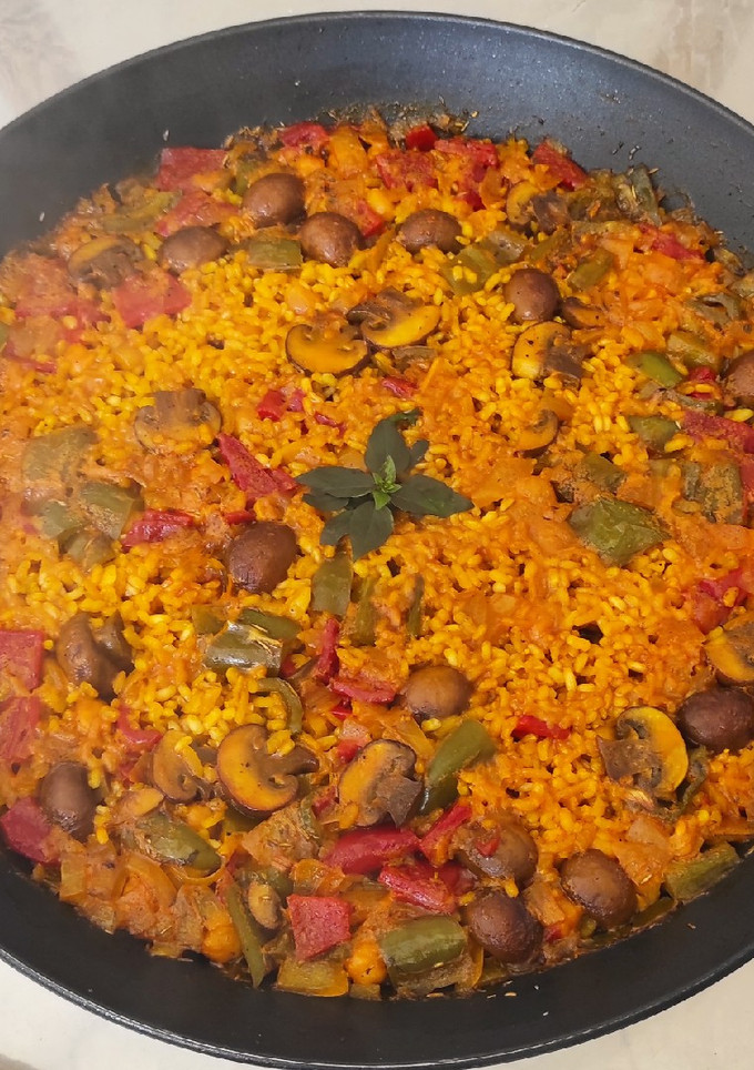 Una foto de Arroz integral y garbanzos con pimiento y champiñones vegano