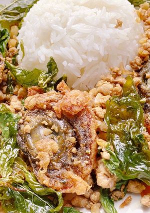 รูปของ ไข่เยี่ยวม้าฟูกะเพรากรอบราดข้าว 🌿Stir fried century egg with crispy basil 🌿